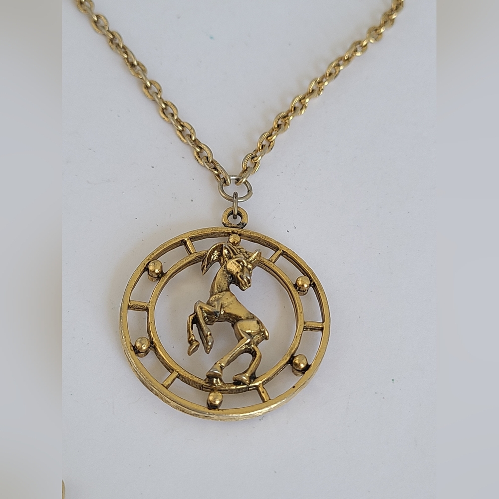 Vintage Celebrity NY Zodiac Aries Ram Gold Plated Chain Round Pendant Necklace